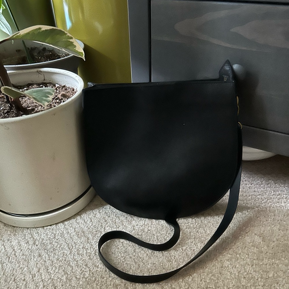 The Madewell Transport Saddle Bag w leather strap in Black